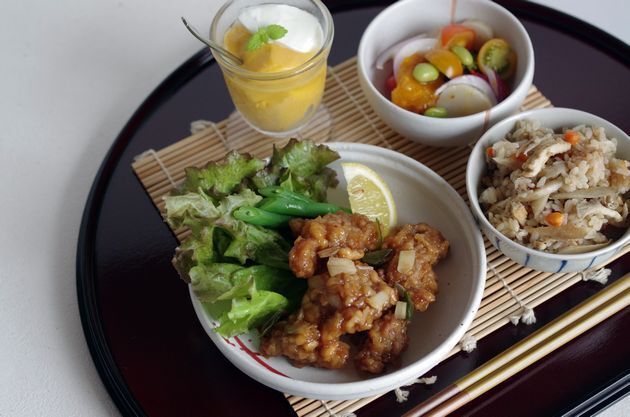 油淋鶏と炊き込みご飯とデザートのセット