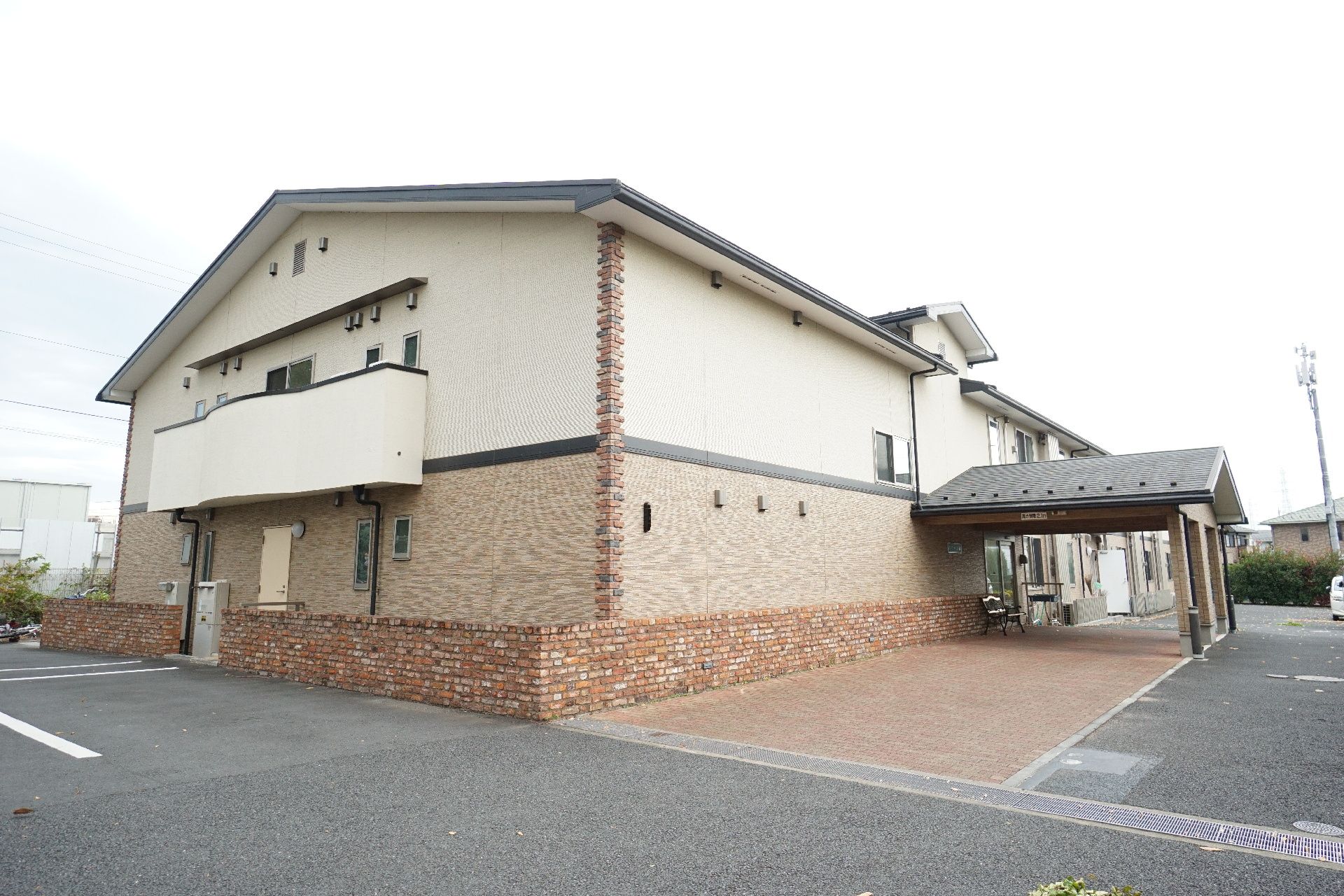 レンガ風の2階建ての外観