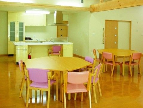 キッチンとダイニングセットが置かれた食堂である。無理のない範囲で食事の準備など、協力しあって生活を送る場である。
