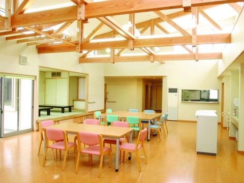 大きな梁をむき出しにし高さを出すことで、開放的な空間を作り出している。小上がりになる和室があり、憩いの場として利用される。