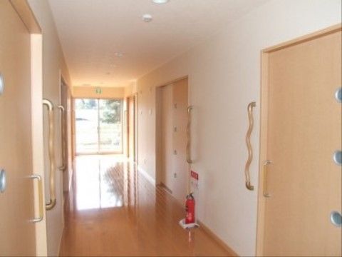 通路には消火器を設置し、火災時の備えをしている。災害時にスムースな非難を行えるように、常に整理整頓した状態を保っている。