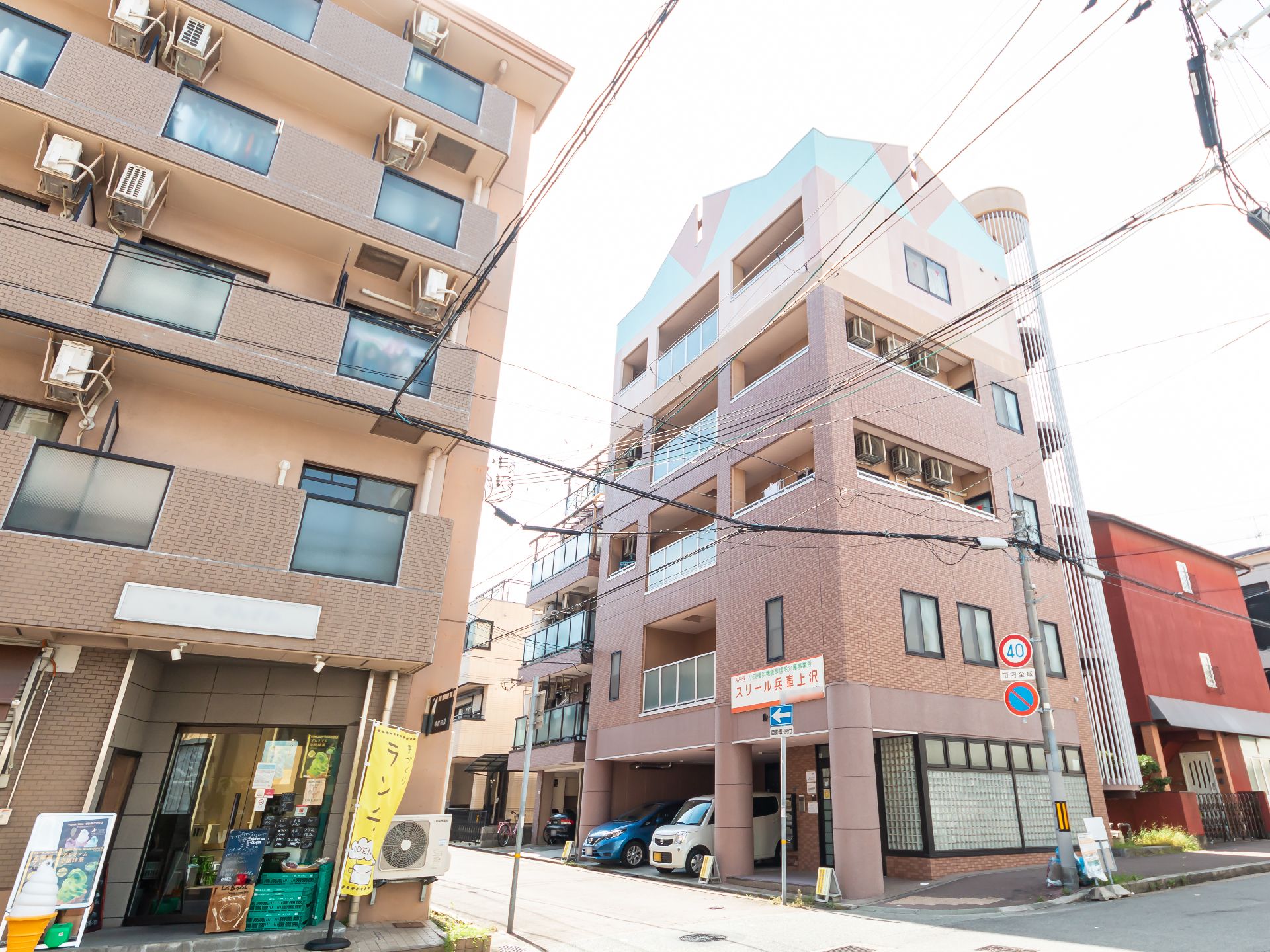 近隣に駐車場が設置されている介護施設の外観