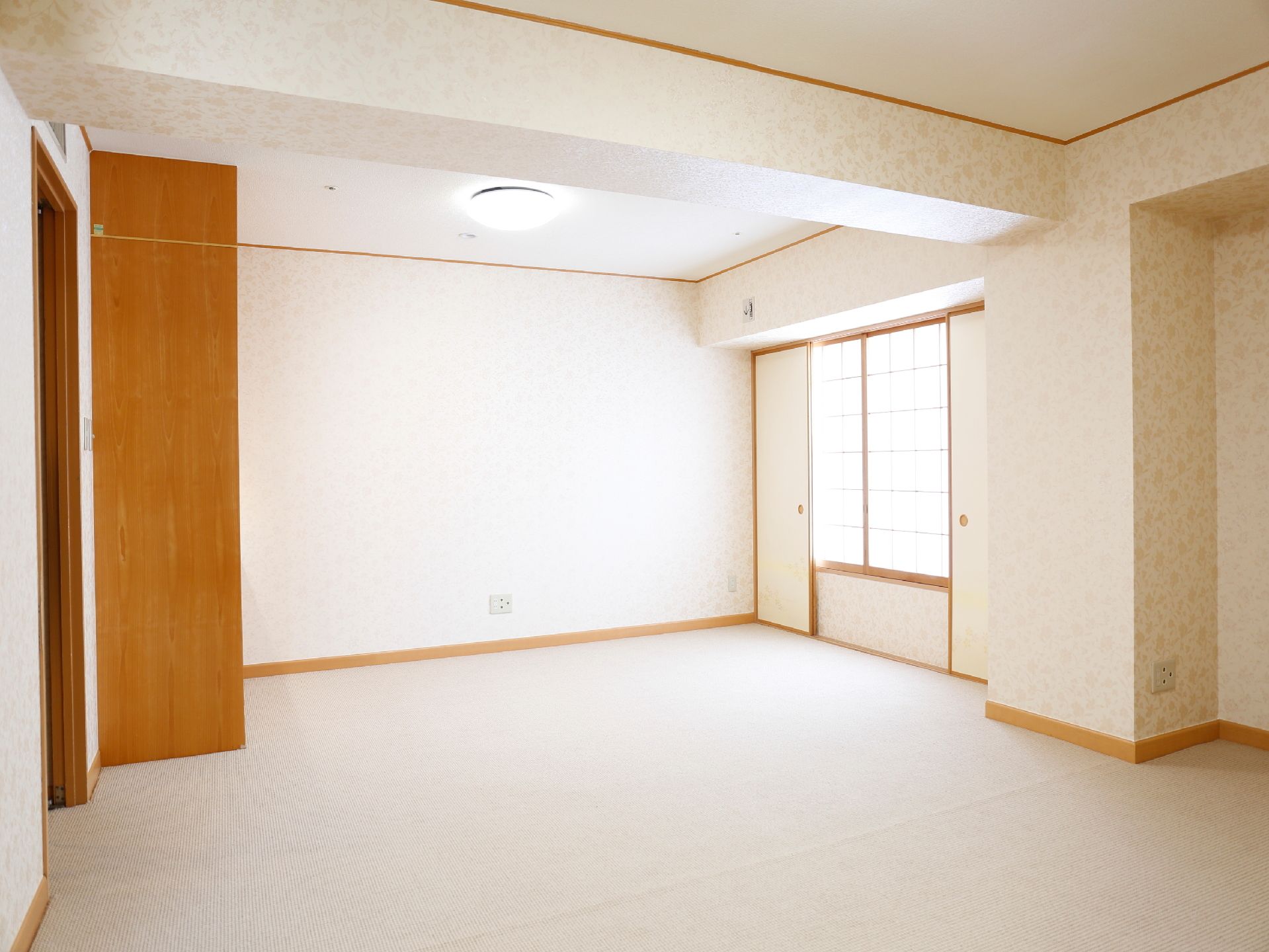 居室は段差のないフラットなフロアで、バリアフリーとなっている。また生活に必要な照明器具が備え付けられている。