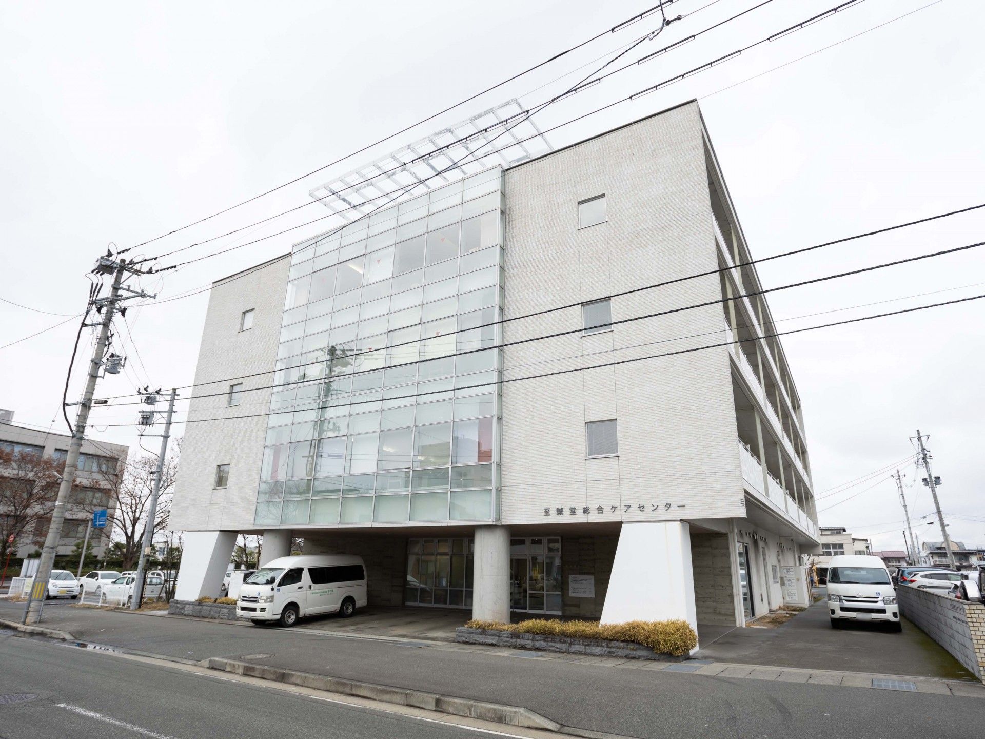 白い外壁の建物