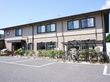 グループホームは2階建ての建物になっている。広々とした敷地には駐車場があり、屋根のついた駐輪場も用意している。
