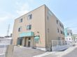 外観の特徴はは茶色を中心とした壁に、四角い建物である。入り口の上には緑色の屋根が取り付けられている。