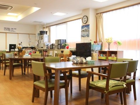 「せらび練馬」食堂。各テーブルには、均等に椅子が並べられており、共有で鑑賞できるテレビもご用意させていただきました。