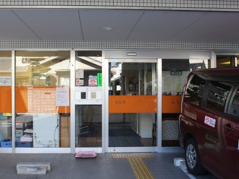 「せらび練馬」正面玄関。施設入口へと続く道のりは、段差や障害物もなく、スムーズな移動が可能です。