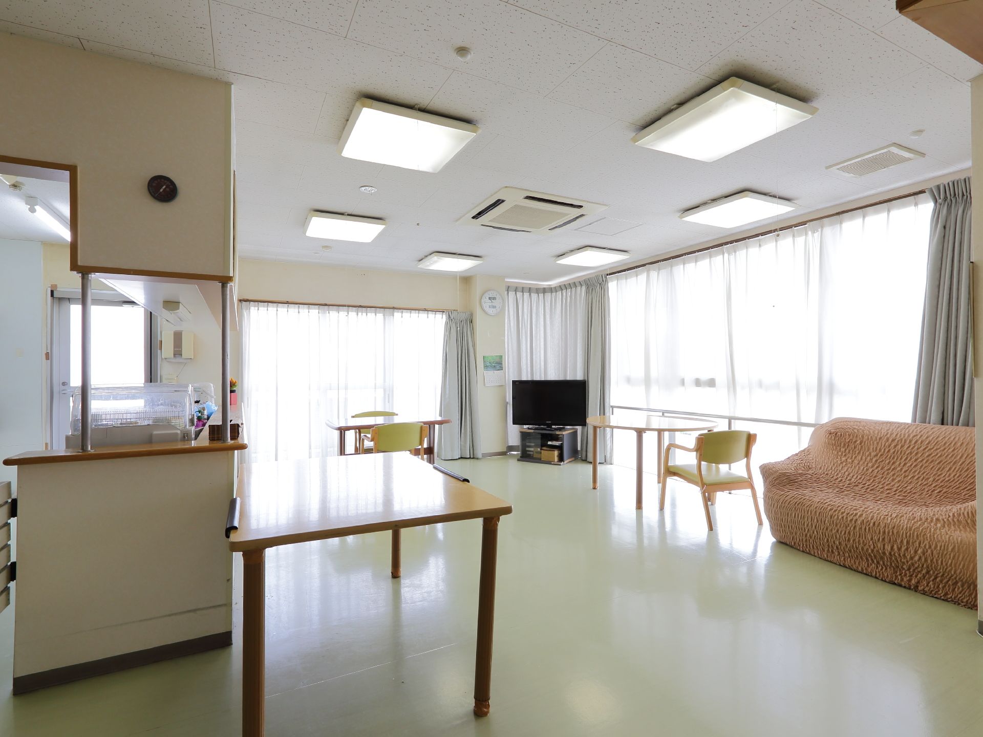 広々としたリビングダイニングは、食事以外にもレクリエーションを行ったり、談話スペースにもなる。壁いっぱいの広い窓。