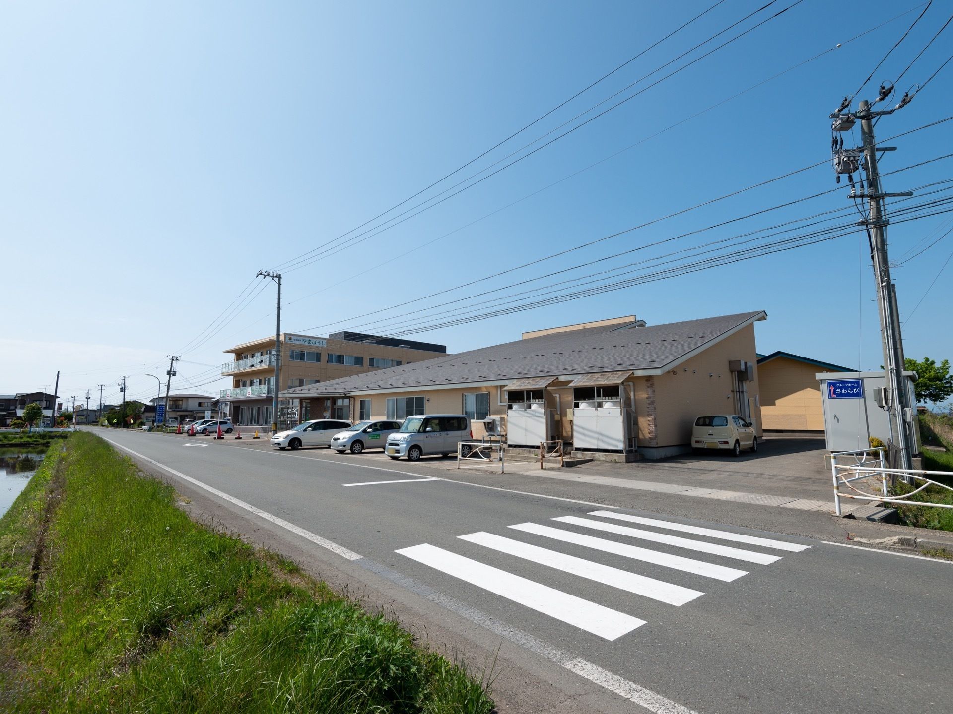 平屋建ての建物である。道路に面しており、目立ちやすい。敷地内には駐車スペースが設けられており、車が複数台停まっている。