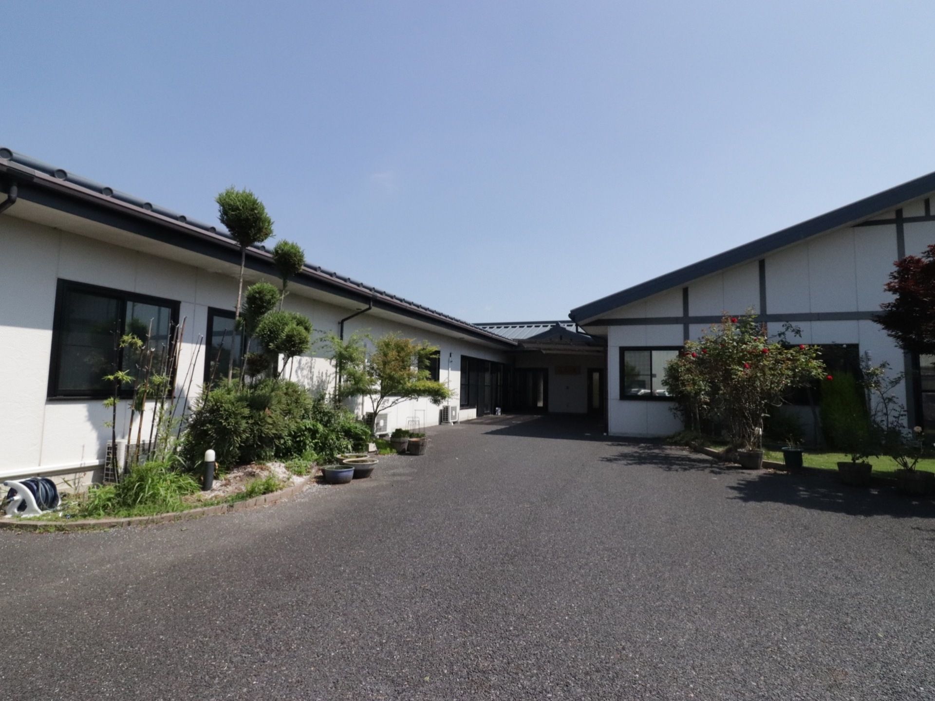 施設は一階建てで瓦屋根の和風建築になっている。周りに高い建物がなく開放感がある。庭には木々もたくさん植わっている。