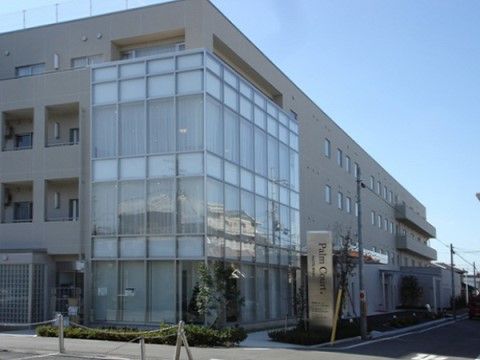 ガラスの壁面が印象的な4階建ての施設の外観。ステンレス製の施設の看板もスタイリッシュな印象を与える。