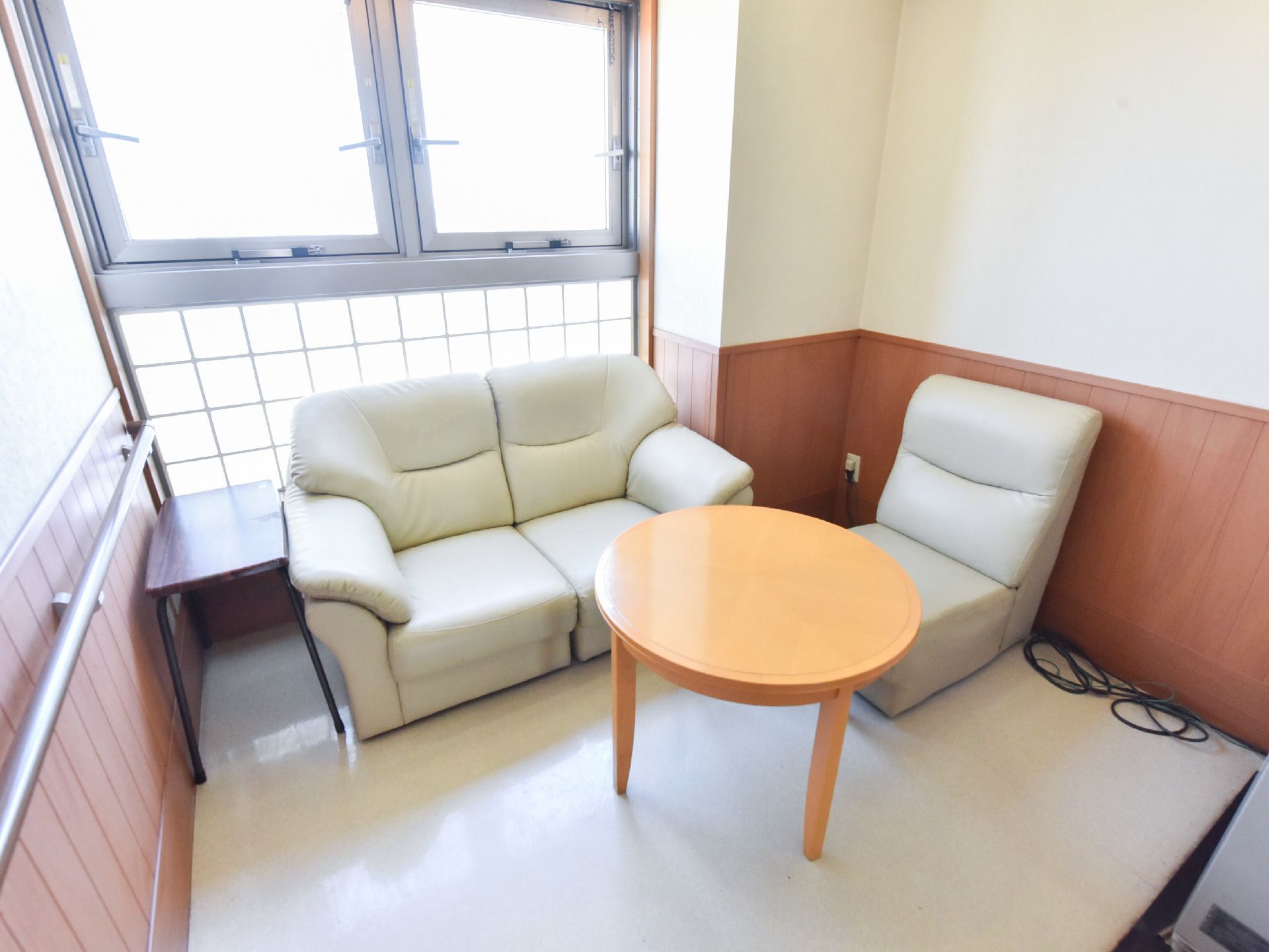 談話コーナーには、白いフカフカの2人掛けソファと一人用ソファをそれぞれ設置してある。また、丸テーブルと四角いテーブルも設置してある。