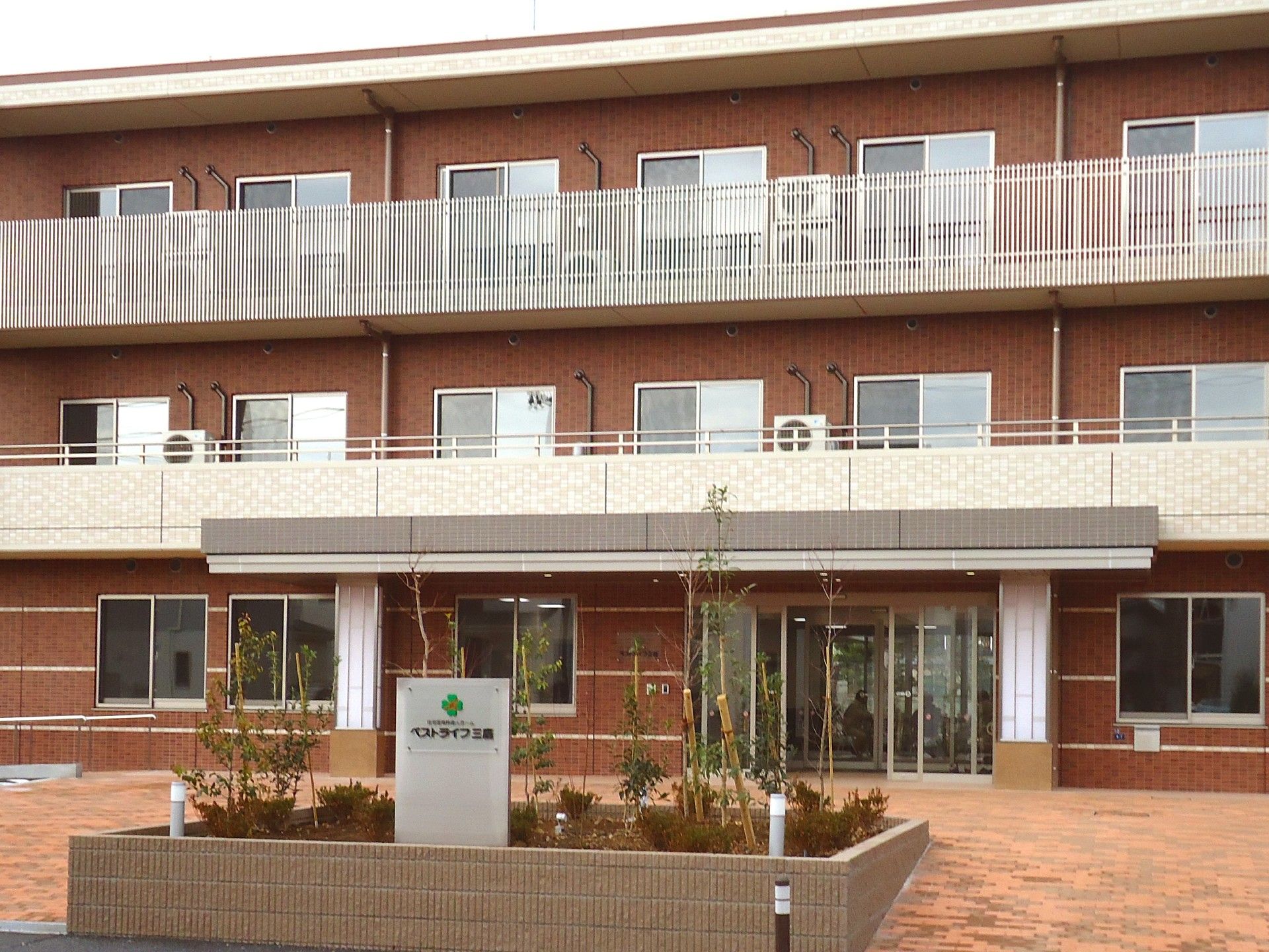 鉄骨３階建て住宅型有料老人ホームである。アクセス良好でありながら、閑静な住宅地に立地しているので、落ち着いて日々を送っていただける。