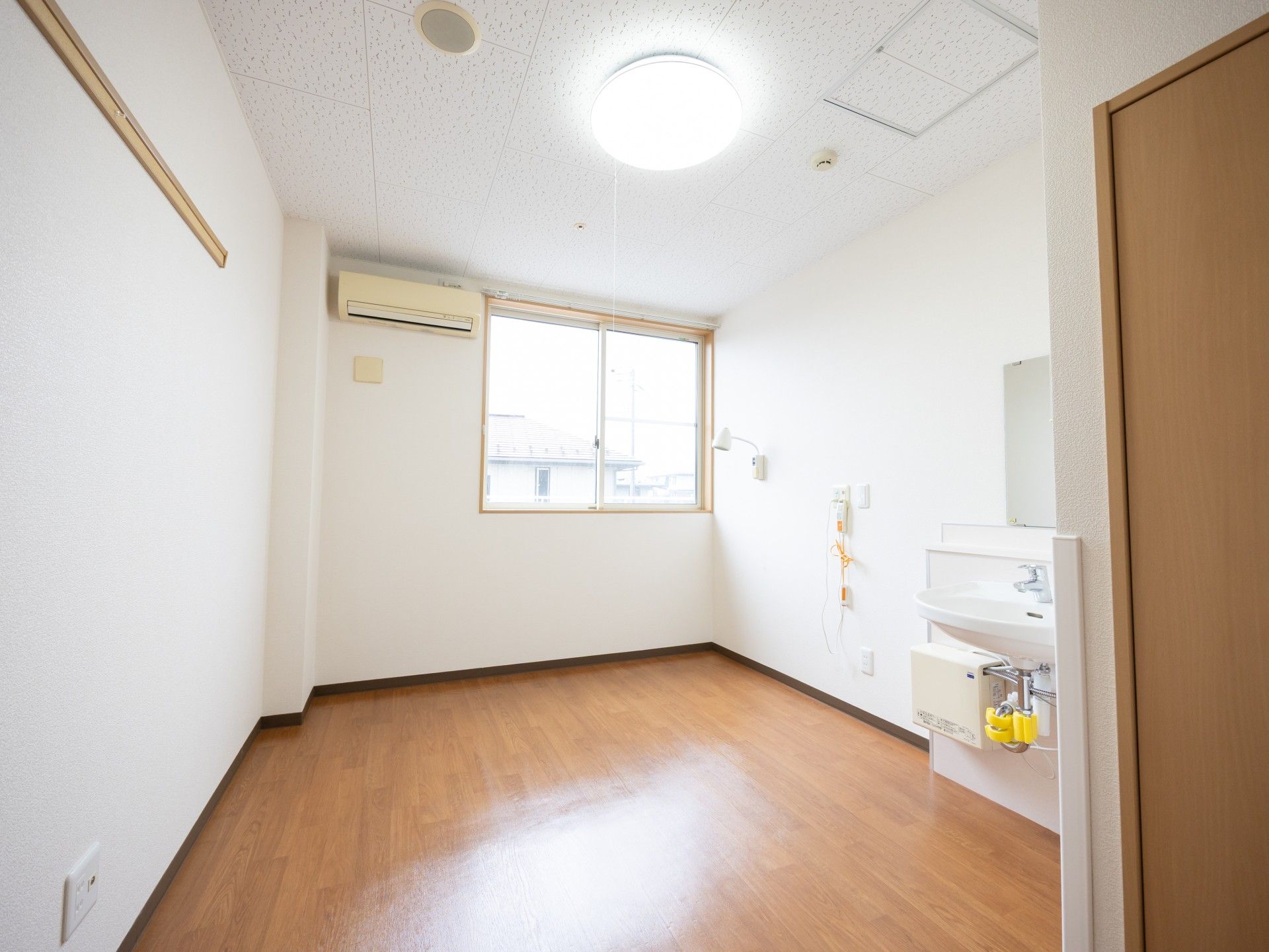 明るい個室の一角