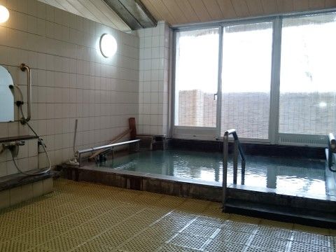 大きな浴槽を設置した浴室である。浴槽には手すりがあるので、出入りの際に体を支えることができ、安全である。