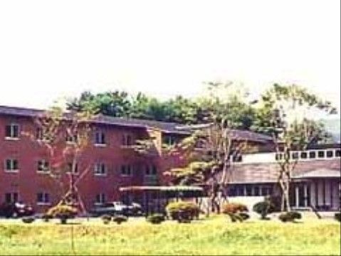 施設は、ブラウンを基調とした大きな建物で、落ち着いた雰囲気になっている。建物の前には木々が植えられており、自然に親しむことができる。