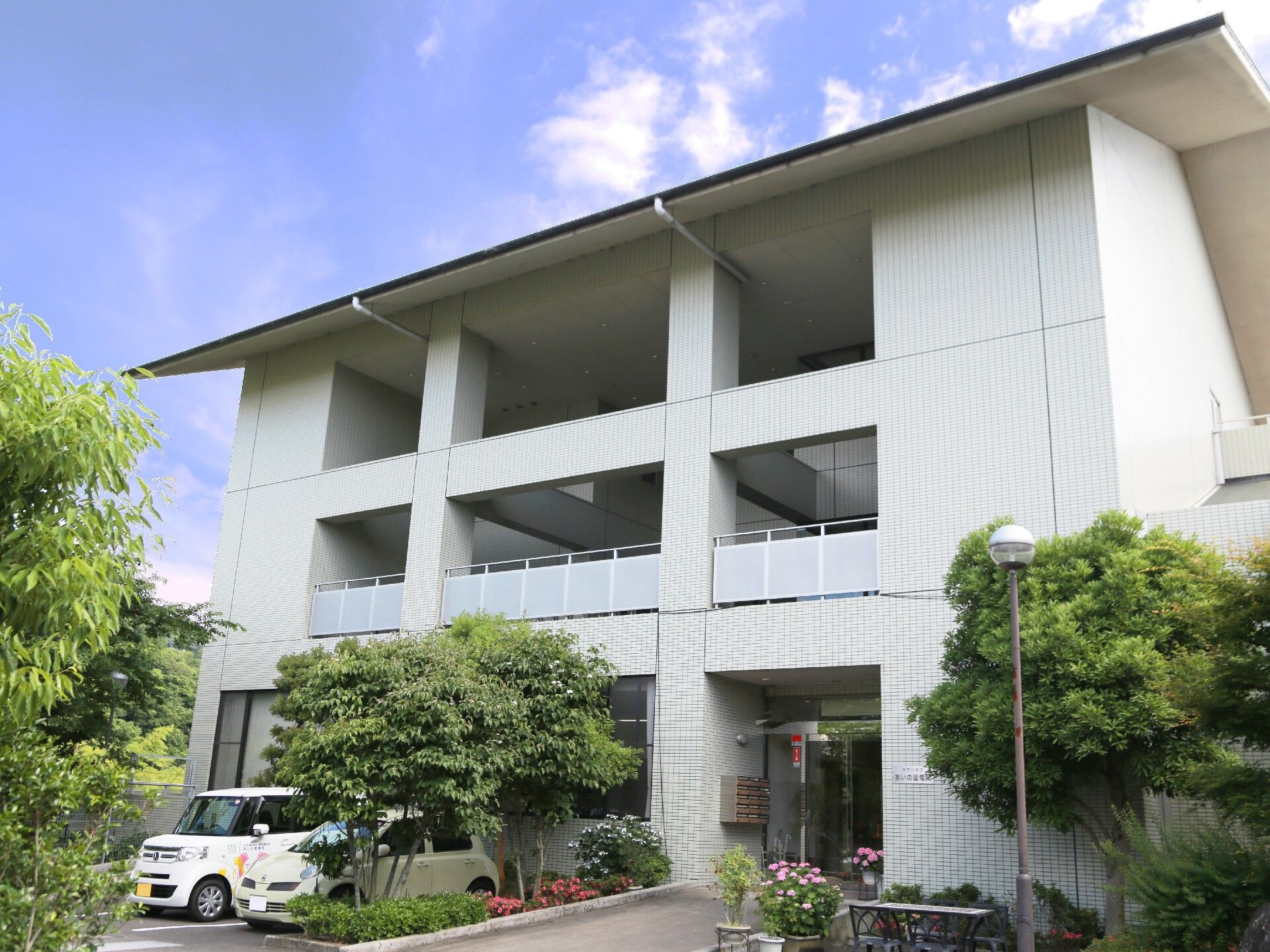 エントランスの外観。自動ドアの横には観葉植物が置かれているほか、謹賀新年のポスターと共に門松も飾られている。