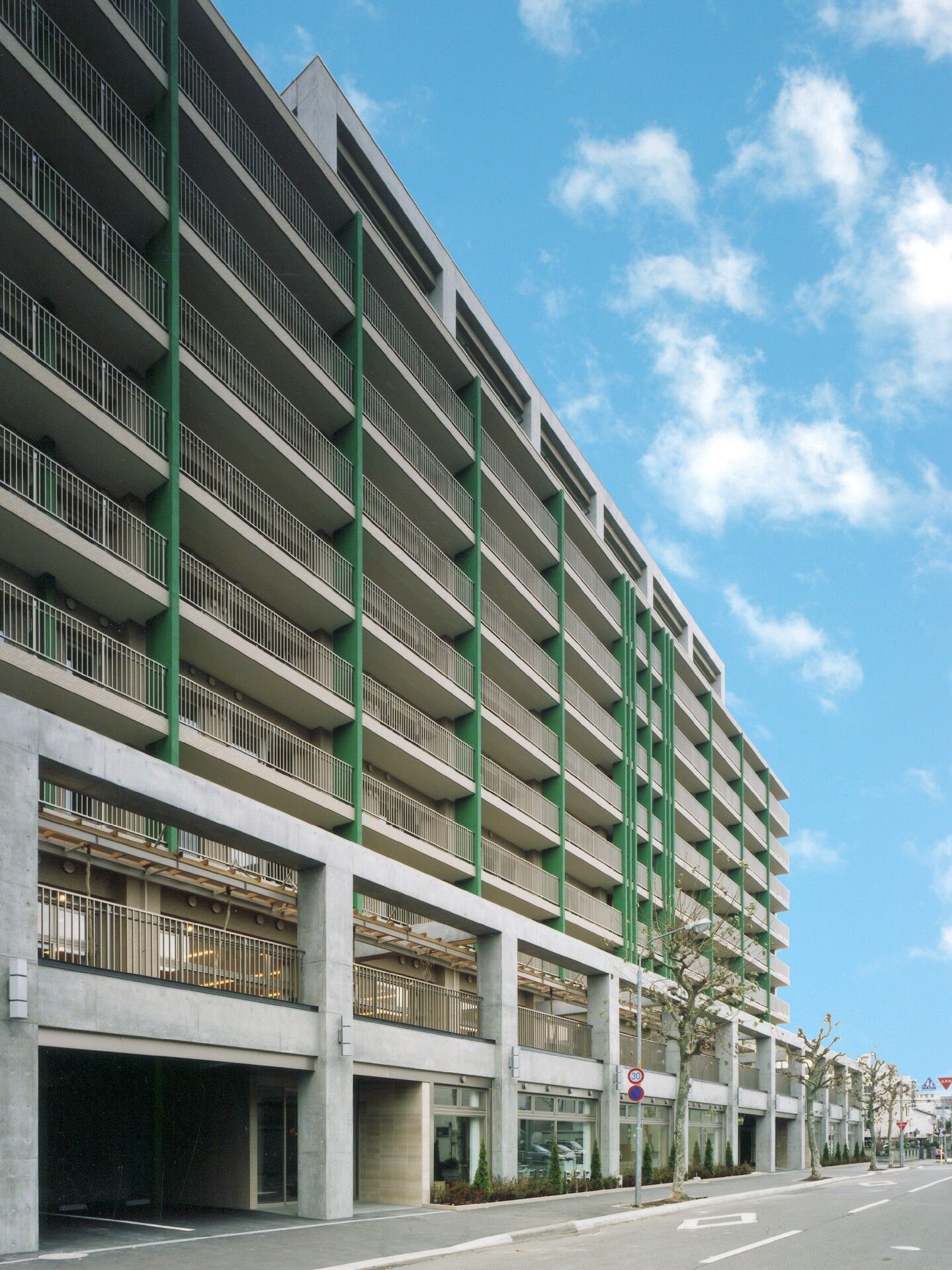 通り沿いに建てられた高齢者施設の外観