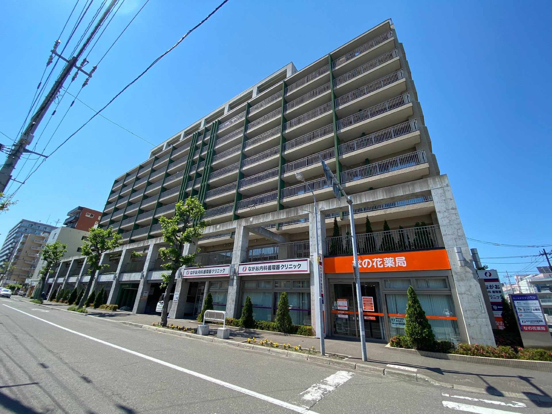 1階に薬局が入っている高齢者施設の外観