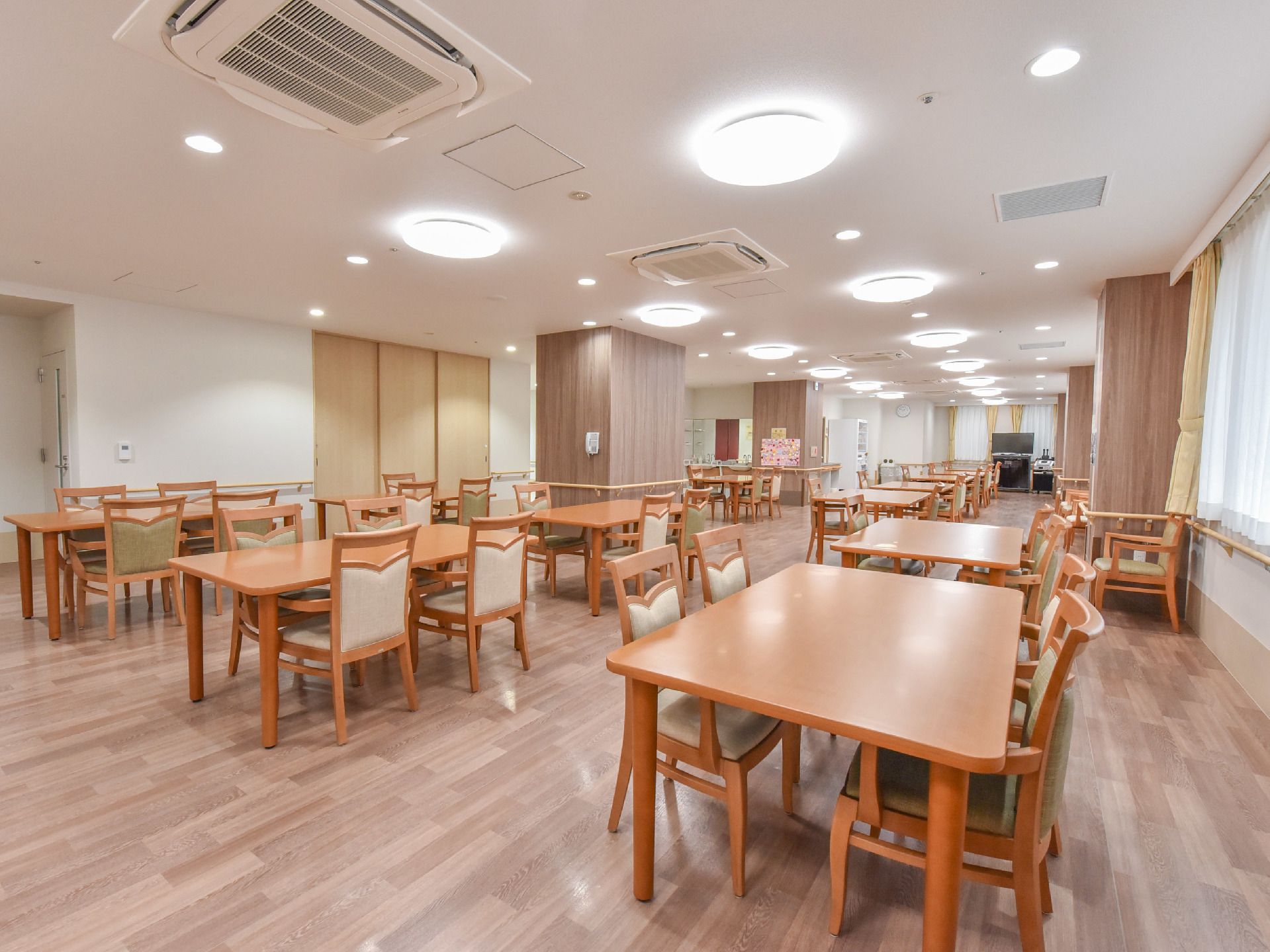 食事やレクリエーションで使用できるお部屋となっている。とても広く、利用しやすい。エアコンが数台設置されている。