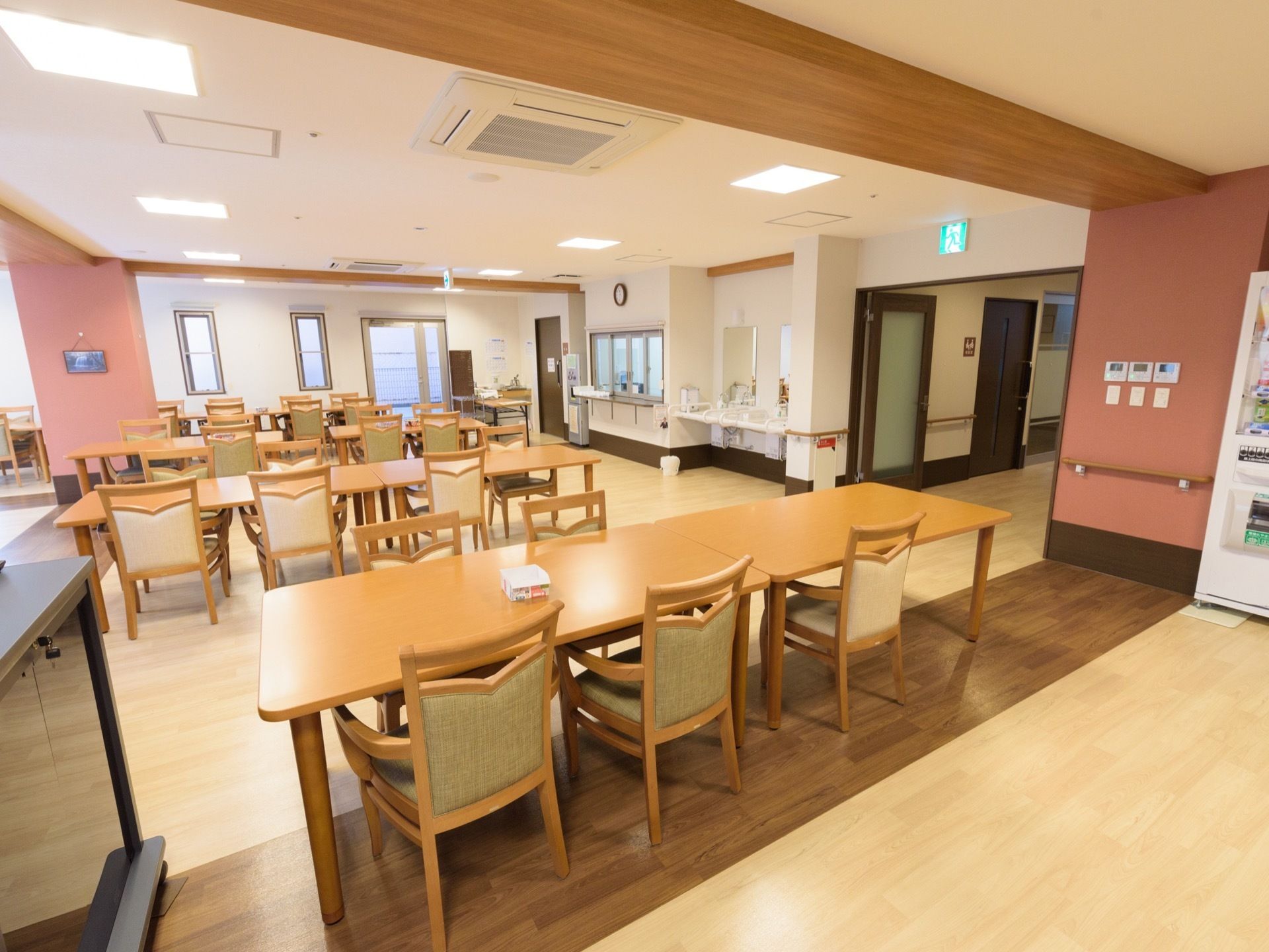 食堂には、複数のテーブルと椅子が設置されており、椅子には肘掛けが備えられているため、立ち座りの動作の補助に利用できる。