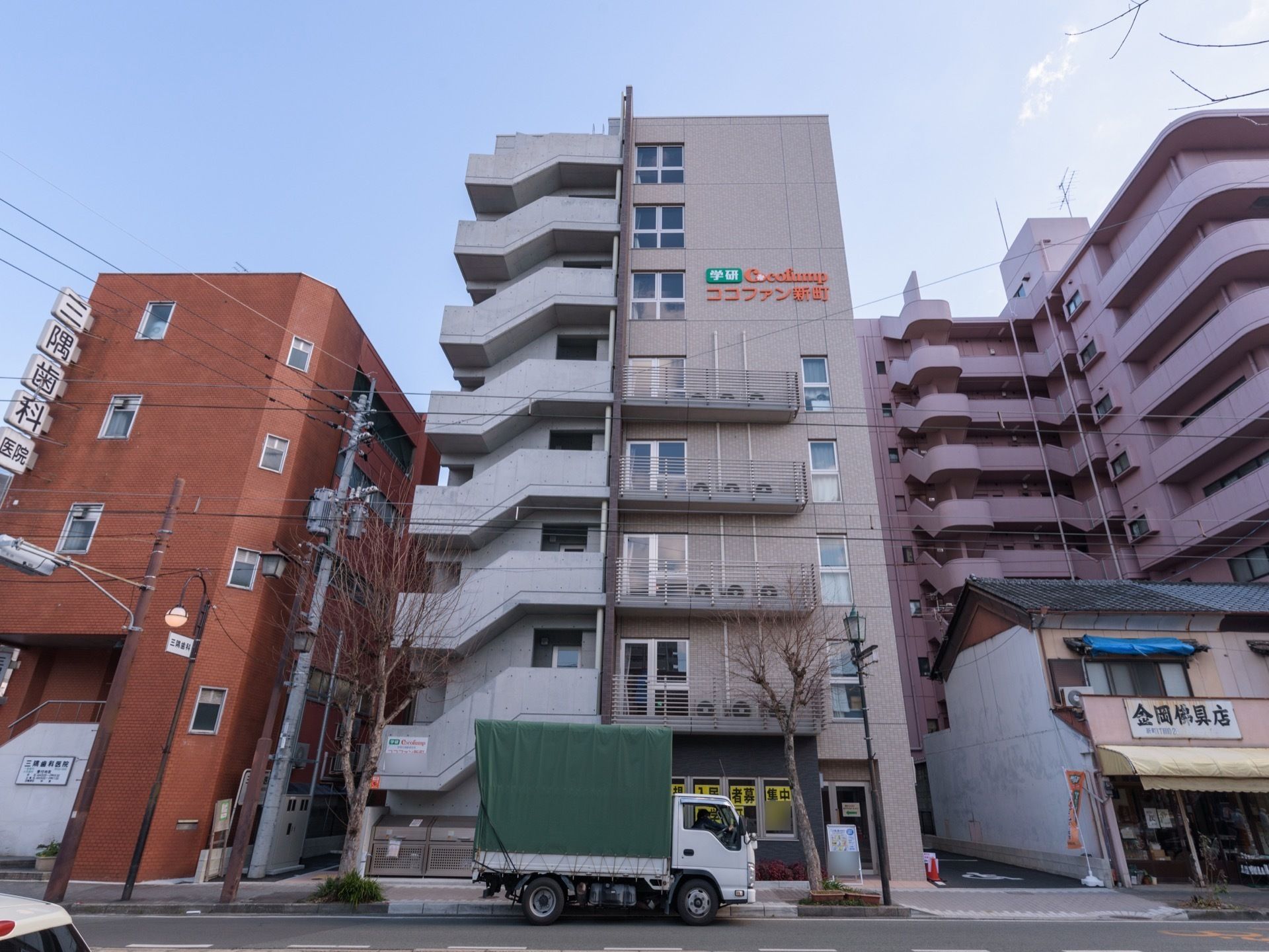 施設は街の中にあり、8階建ての建物となっている。市街地の電停付近にあるため、アクセスが良く外出もしやすい。