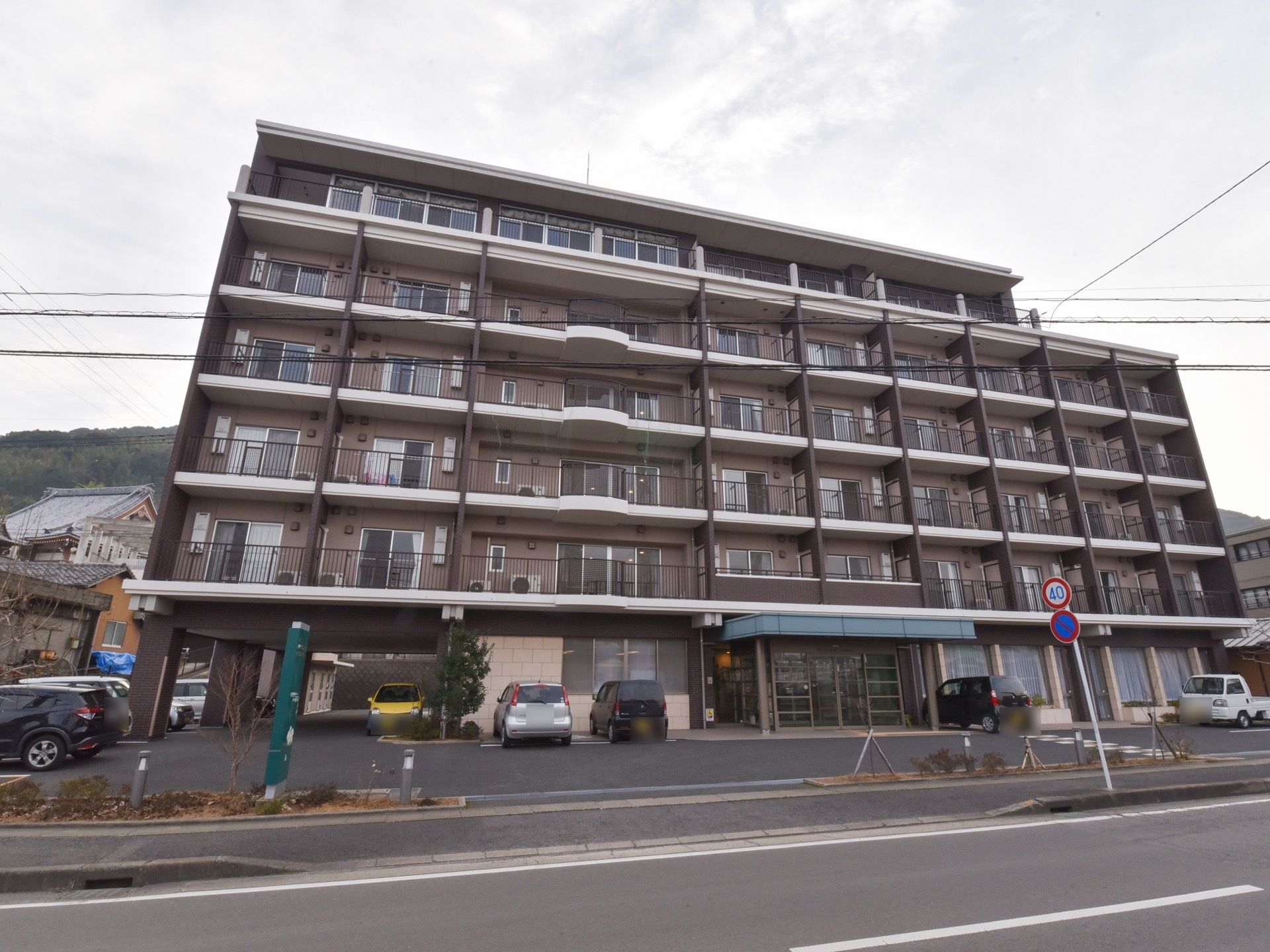 広い駐車場が完備されている。入り口は自動ドアである。６階建てで、２～５階はすべて同じ部屋になっている。