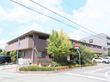 施設の周りには木々があり、ゆったりと過ごすことができる静かな環境である。玄関までは手すりのついたスロープを設置している。