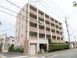 ブラウンを基調とした５階建ての建物である。建物の前には綺麗に手入れをした生垣があり、１階部分の目隠しにもなっている。