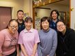 ６人の介護スタッフが写っている。入居者様は介護や看護にとどまらず、明るいスタッフと共に楽しい日常を過ごすことができる。