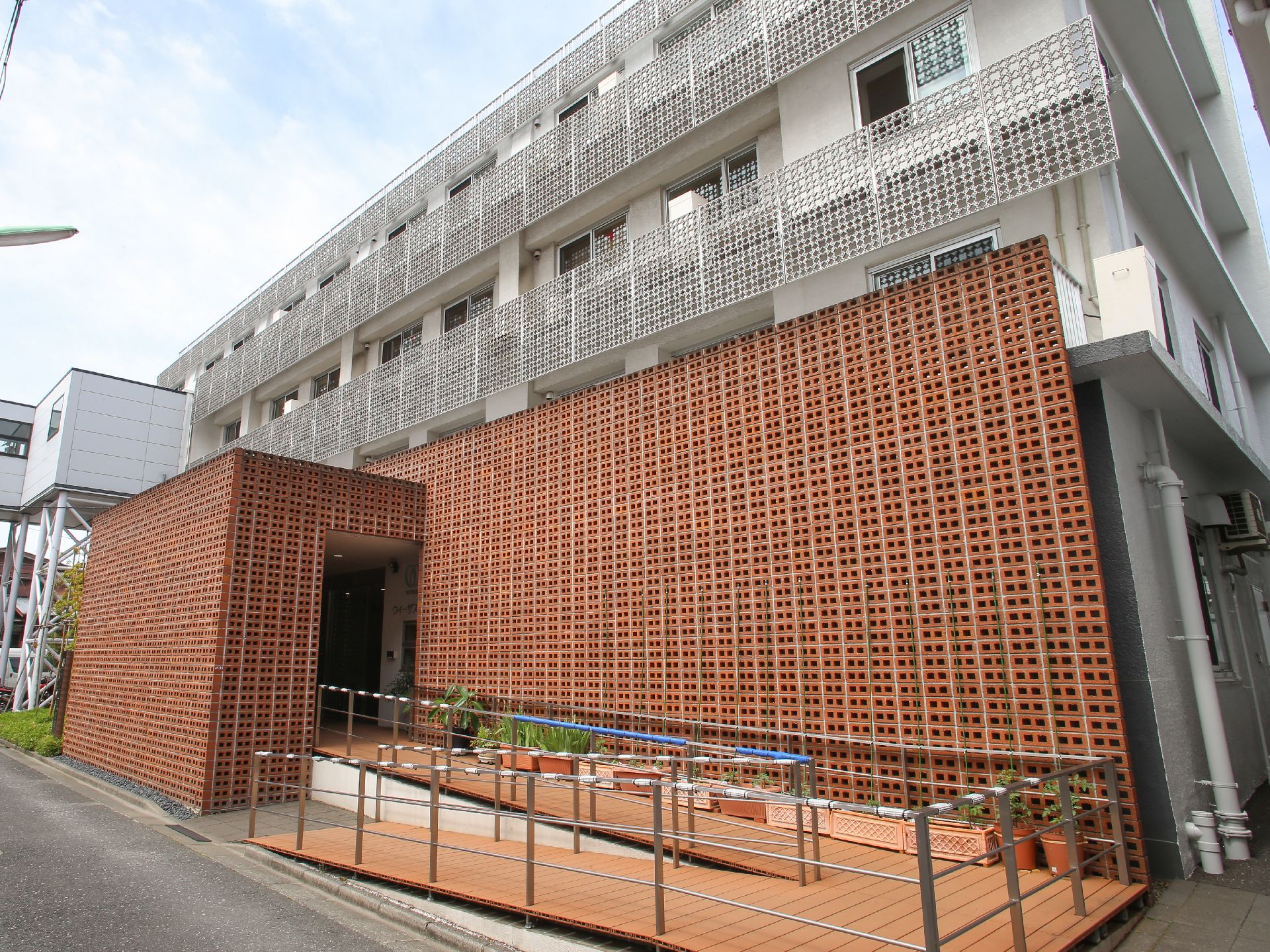 建物はデザインを重視しているだけでなく、風通しが良く、歩行者の方からも見られないように利便性も兼ね備えた造りとなっている。スロープもある。