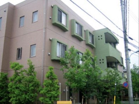 緑と茶色で塗装された、３階建ての施設である。建物の周りにはたくさんの木を植え、外から中が見えないようにしている。