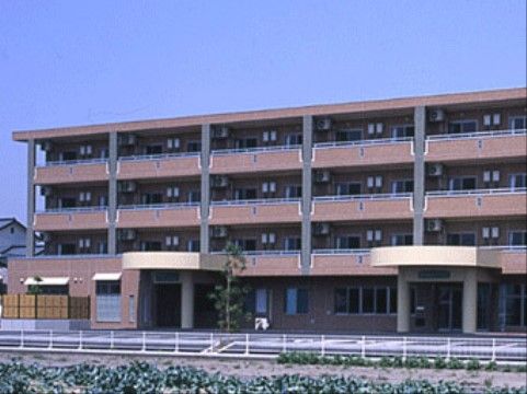 ホテルやマンションを思わせるような大規模な4階建ての建物である。各居室にはバルコニーが完備され洗濯物を干すことができる。