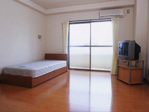 広々とした明るい居室には、ベッドやエアコン、テレビ、カーテンが完備されいるので、すぐに生活を始められる。