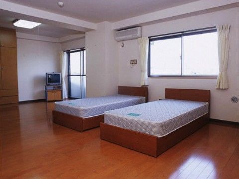 2人用の居室には、ベッドも2台完備されている。十分なスペースがあるので車椅子が2台乗り入れても余裕がある。