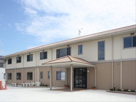 施設は２階建てになっており、玄関の上には三角の屋根が付いている。建物の前は広々としており、玄関近くまで車が入れられる。