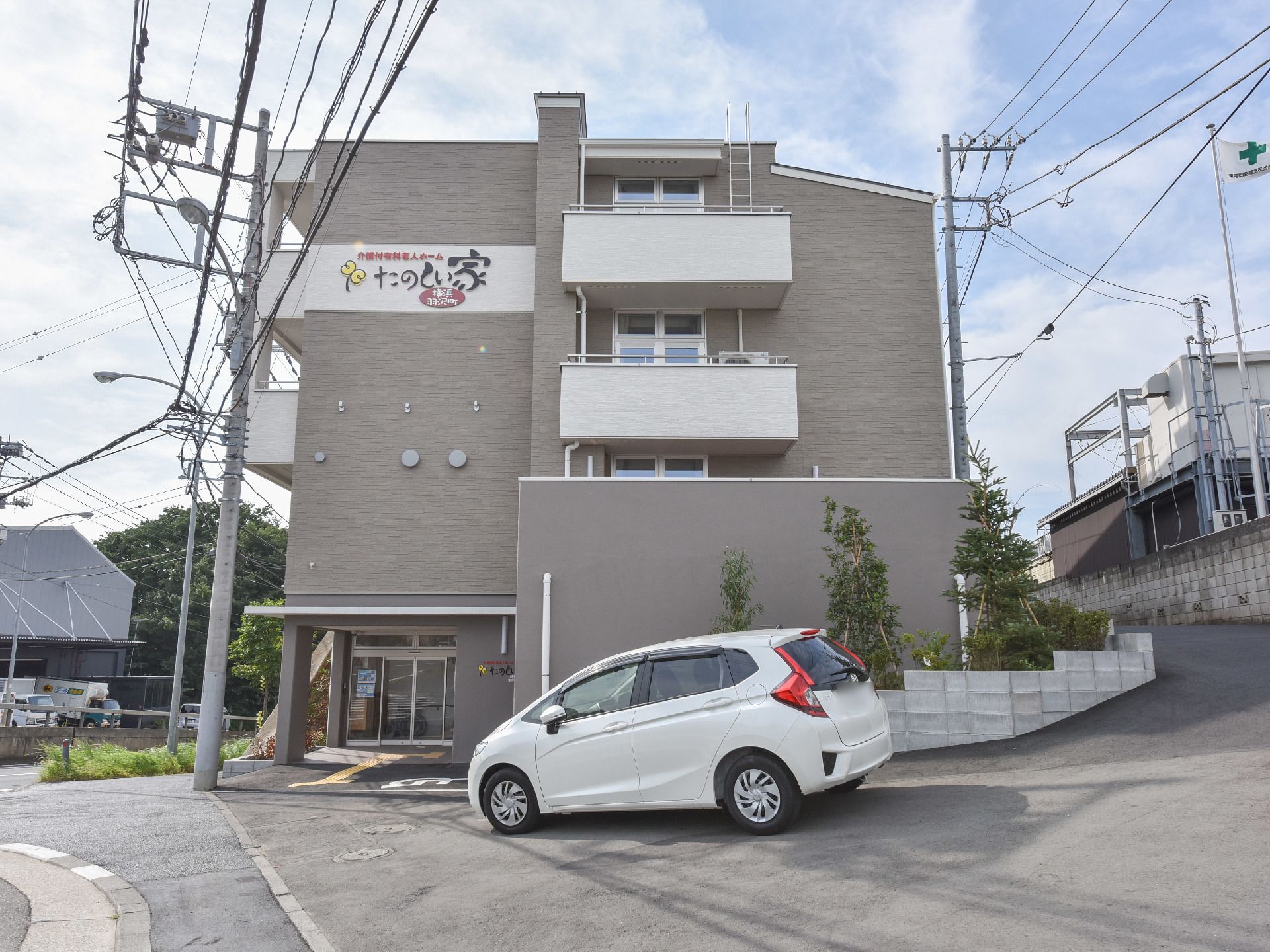 鉄筋コンクリート4階建ての建物で、薄茶色のビルは周囲と調和がとれている。3階部分の壁面に、大きく施設の名前が書かれている。