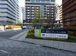 敷地内には十分な駐車スペースが備わっている。植栽コーナーには施設の大きな看板が設けられており、分かりやすい目印となっている。