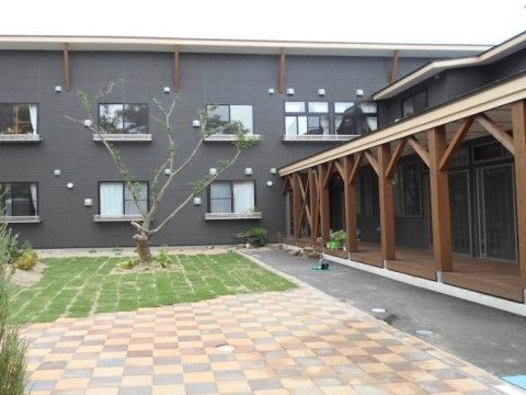 施設内には中庭が完備されている。芝生が植えられていて美しい。一帯はバリアフリー仕様なので散歩やひなたぼっこが楽しめる。