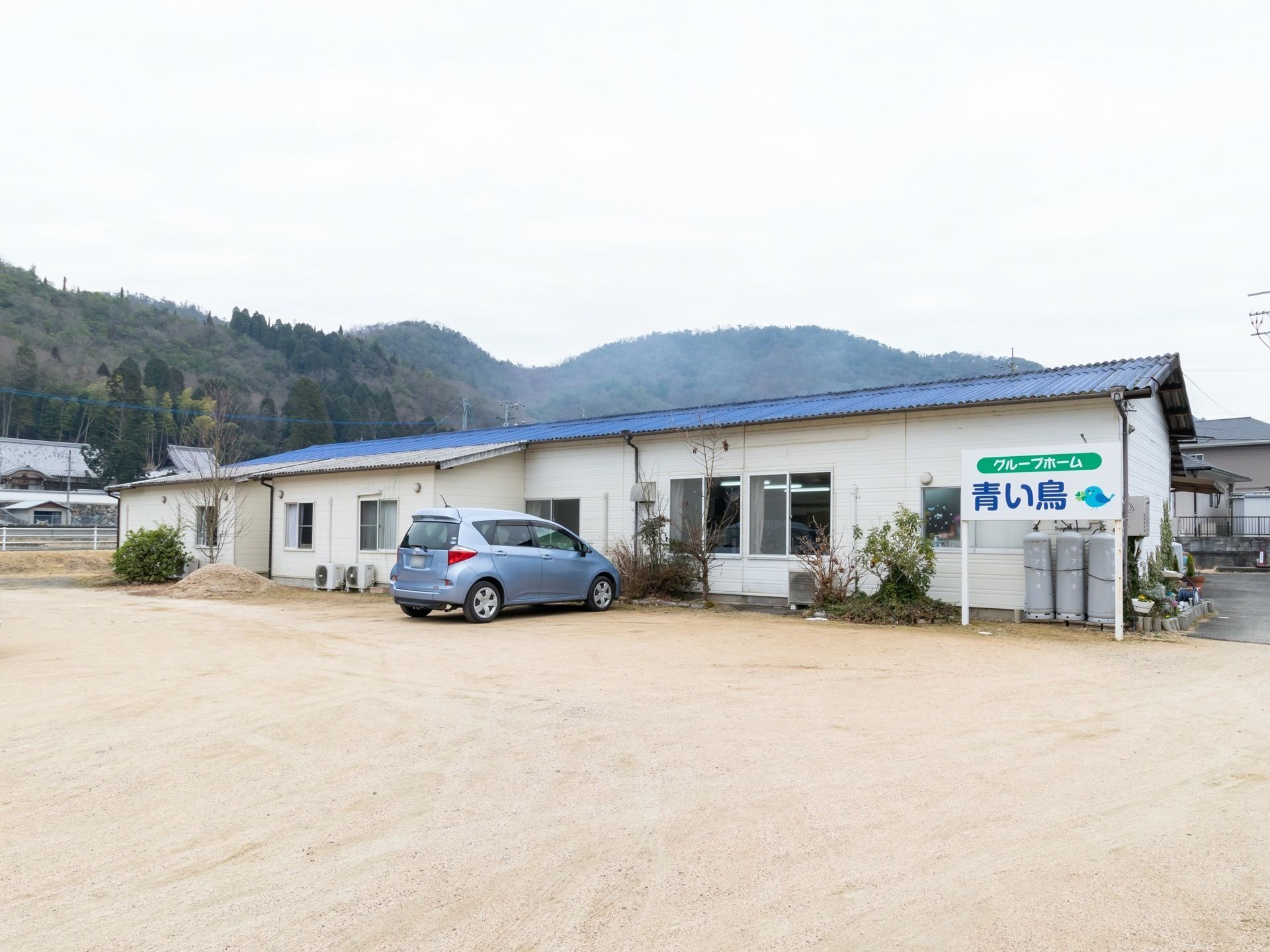 施設建物のとなりには、広い駐車場が整備されている。車を複数台停めても十分な広さがあり、出入りもしやすい。