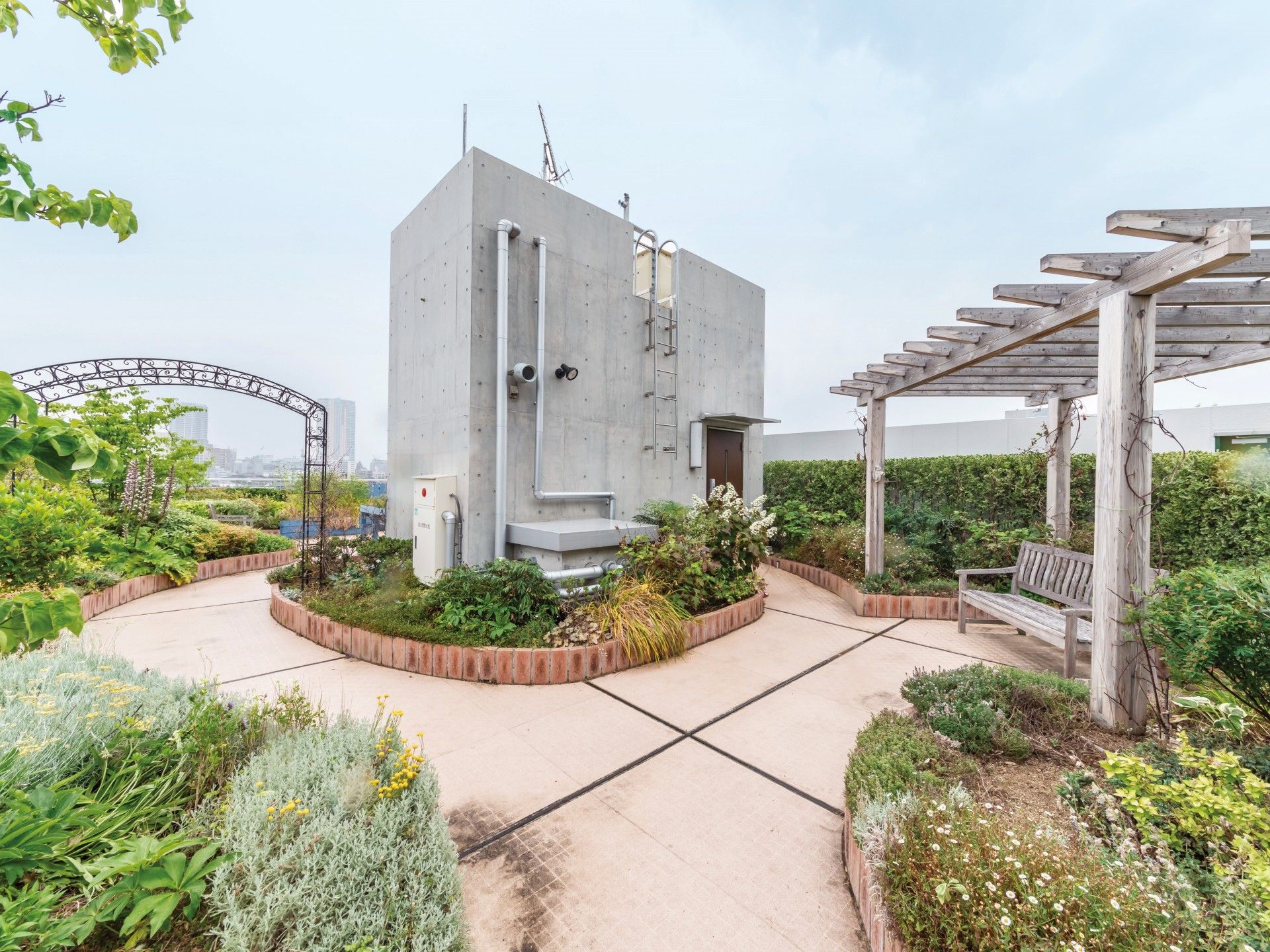 屋上庭園には、四季折々の花が咲き誇る。東京タワーやスカイツリーをはじめ、富士山も見渡せる場所でもある。