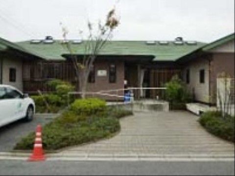 エントランスへのアプローチに植え込みとスロープが設けられている建物正面