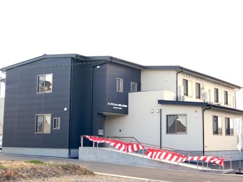黒色と白色に塗り分けられた2階建てのモダンな施設である。大きめのスロープは、車椅子をご利用の方にも便利な仕様になっている。