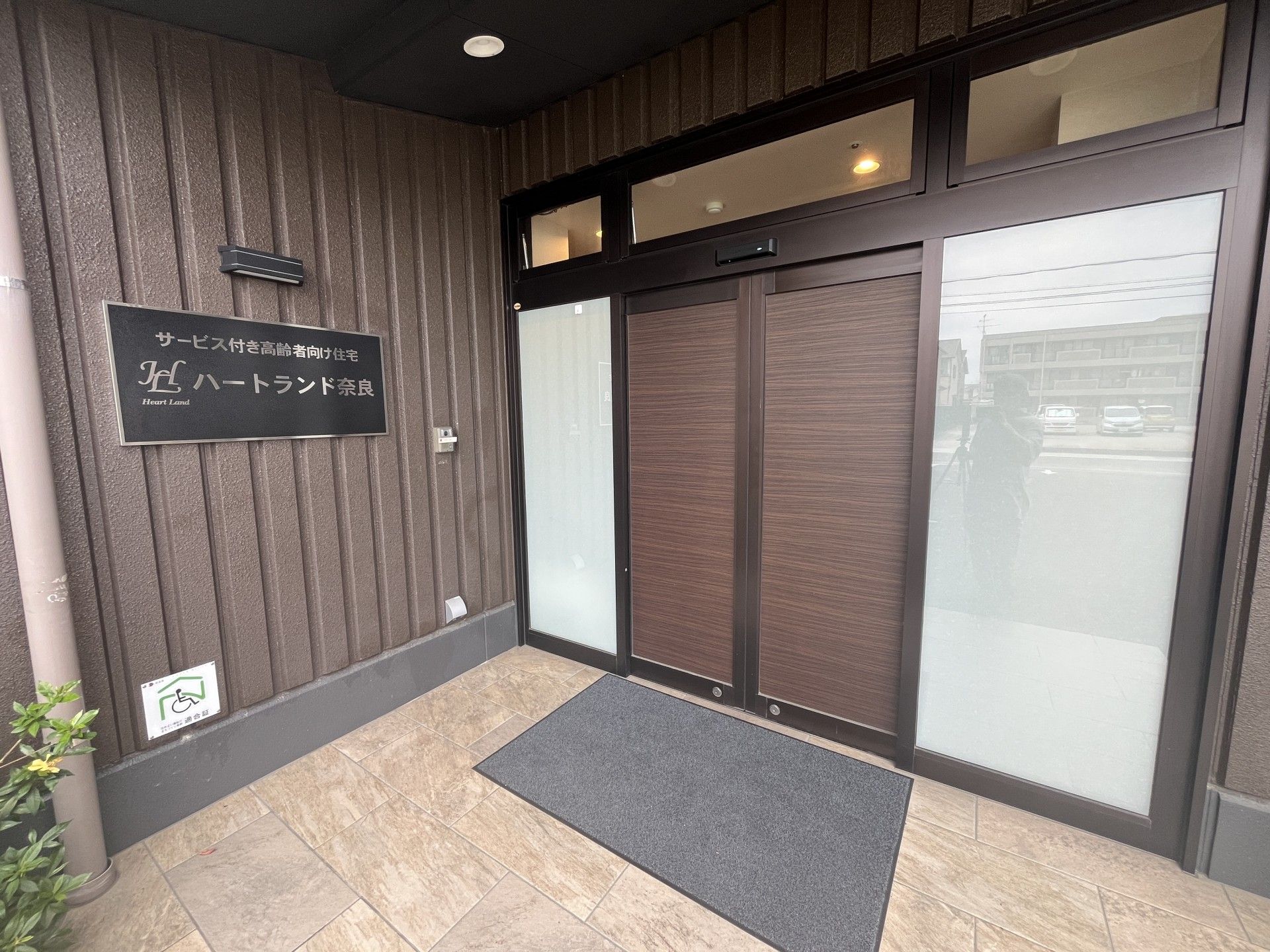 入口の自動ドア施設