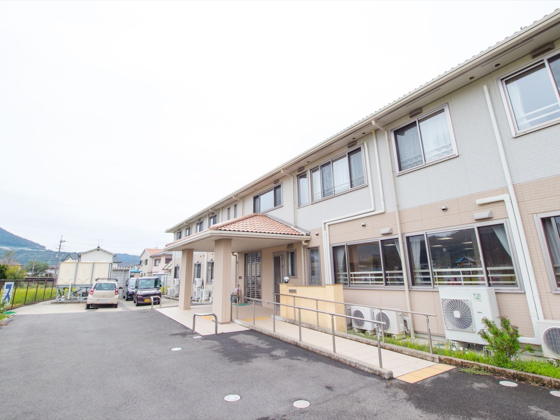 施設の敷地が広く、２階建てでありながらも、歩行者用の通路や駐車用スペースなどが完備され、余裕のある構造となっている。