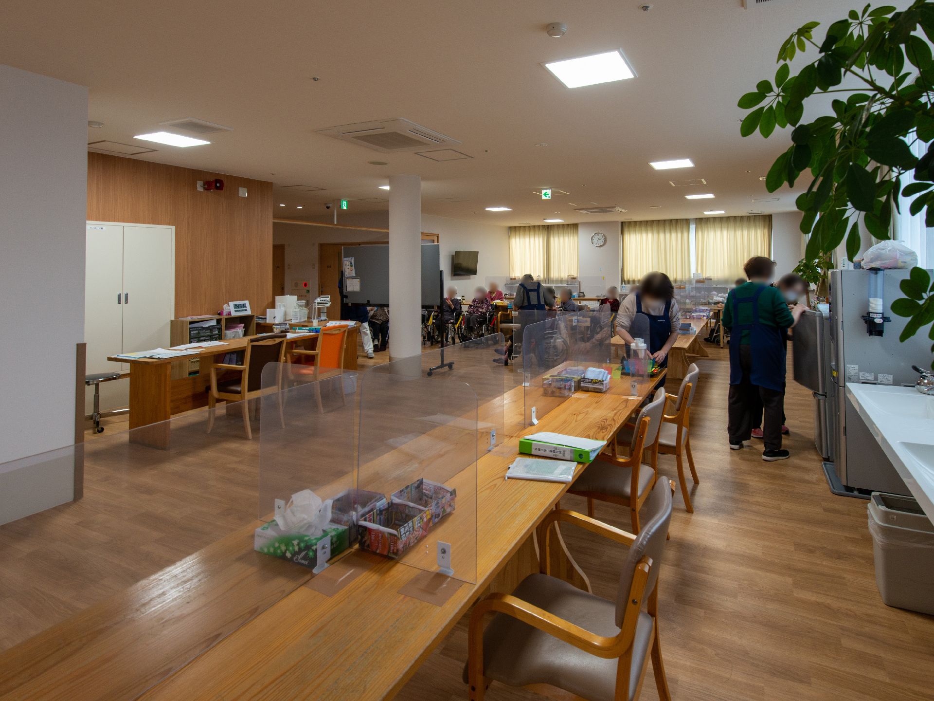 入居者が座っている様子の食堂