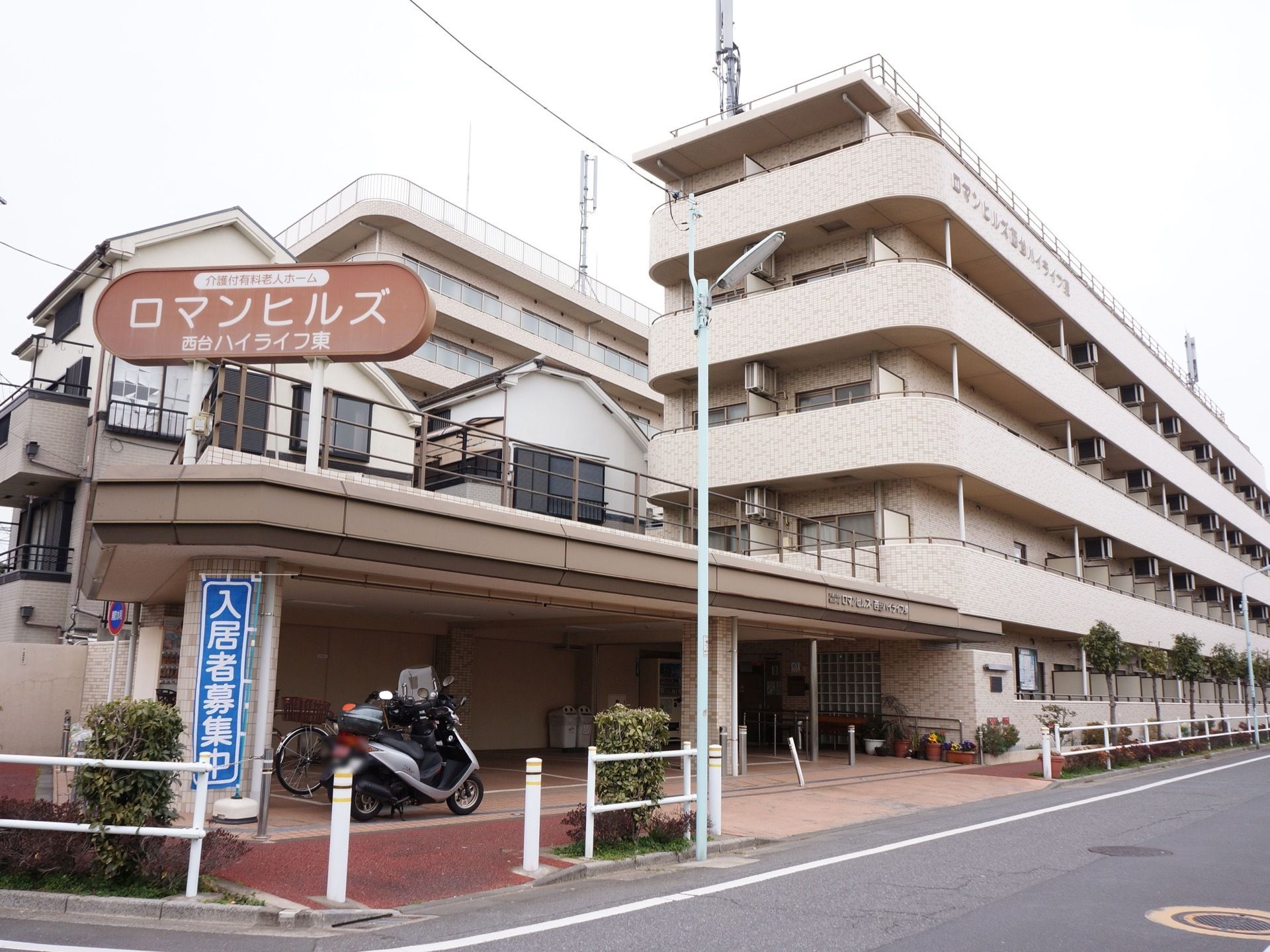 全館、全室バリアフリー仕様の介護付き有料老人ホームである。アクセス良好で、都会住まいに慣れた方に適した立地である。