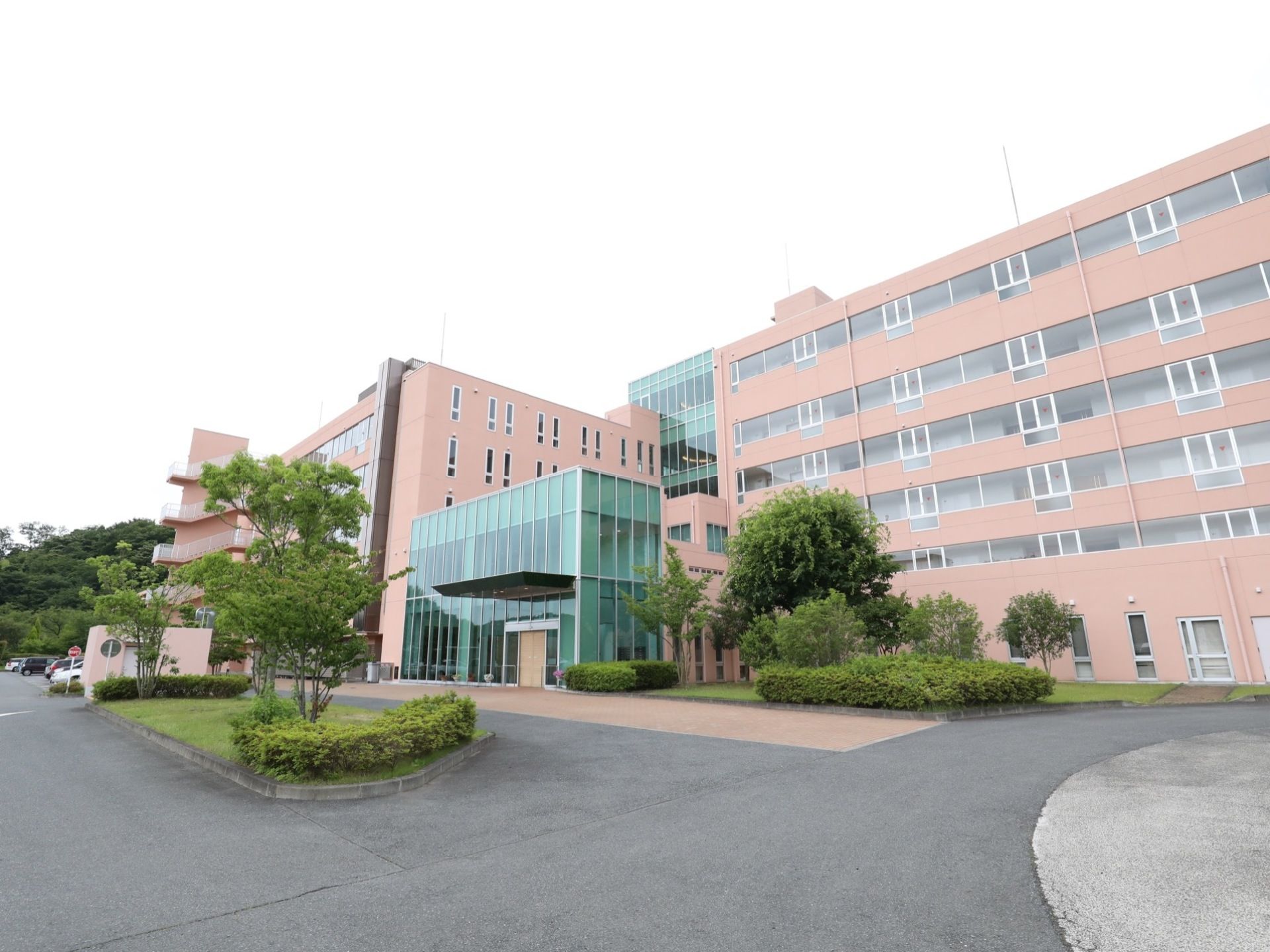 6階建ての大きな建物で、玄関部分はガラス張りの造りになっている。まわりには芝生や木を植えたスペースがある。