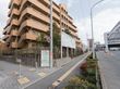 建物外観は茶色のレンガ調でマンションのようなデザインとなっている。周辺は植木や花壇などの緑が多い環境である。